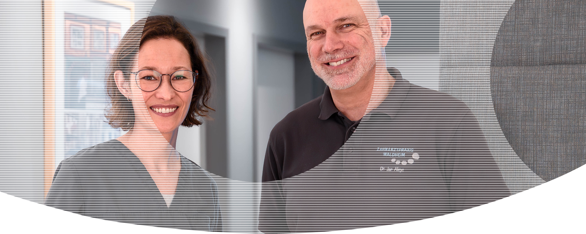 Zahnärztin Frau Julia Hilbert und Herr Dr. Jan Aleyt lächeln in die Kamera.